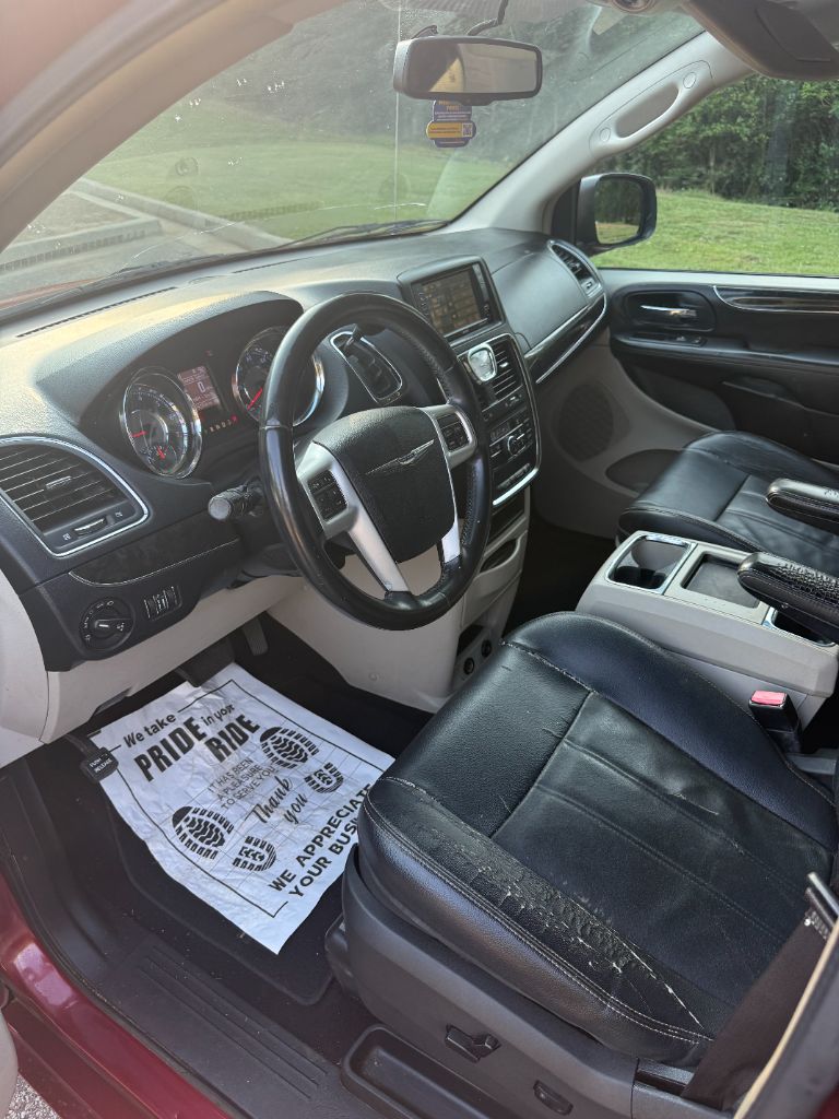 2014 Chrysler Town & Country Touring - Photo 9